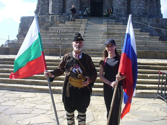 Иван Семерджиев от клуб "Традиция" във Велинград и девойка от Калофер на връх Шипка днес.