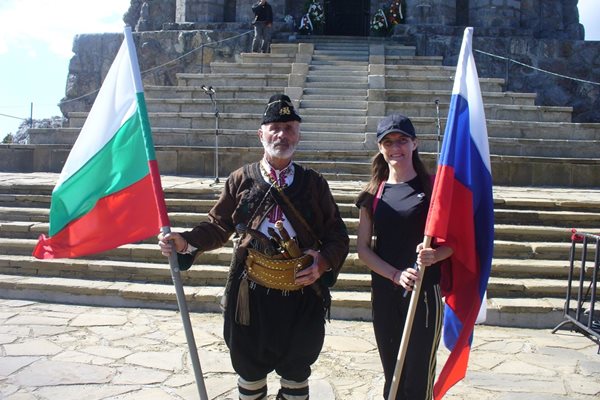 Иван Семерджиев от клуб "Традиция" във Велинград и девойка от Калофер на връх Шипка днес.