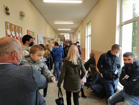 Коридорите в ОУ "Хр. Ботев" в кв. Секирово преливат от избиратели.