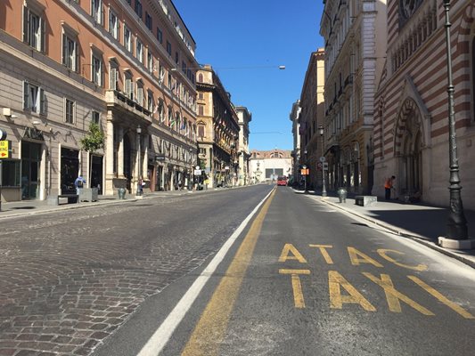 Пустите улици на Рим в локдаун на Великден