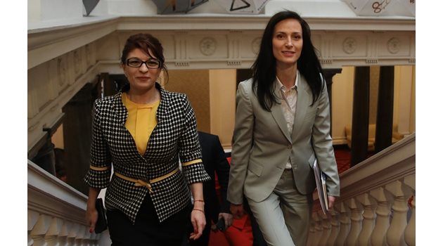 Мария Габриел и шефът на парламентарната група на ГЕРБ Десислава Анасова