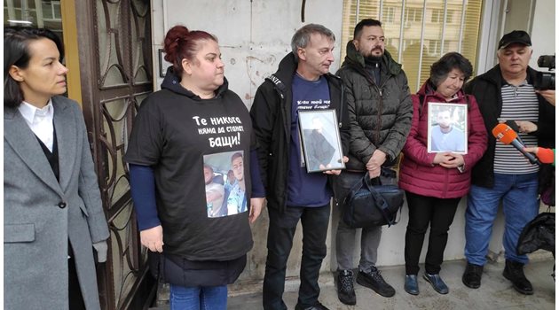 Родителите и близки на загиналите на бдение пред съдебната палата преди заседанието