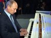 Путин свири на старинно пиано в Петербург