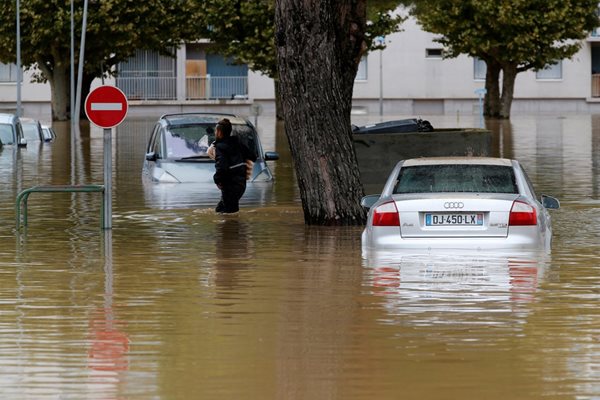 13 души са вече жертвите на наводненията в Южна Франция СНИМКИ: Ройтерс