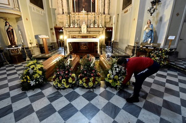 Ковчези са наредени в църква край Бергамо.

СНИМКА: РОЙТЕРС
