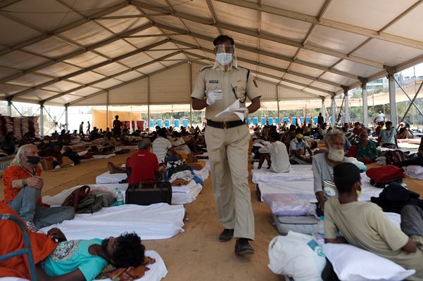 Жертвите на вируса в Индия надхвърлиха 100 СНИМКА: Ройтерс