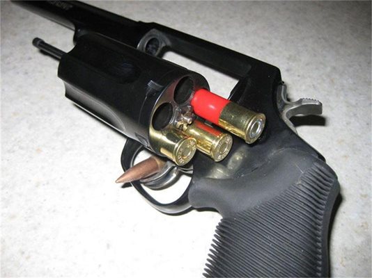 На снимката ясно се вижда, че револверът може да стреля както с ловни, така и с бойни патрони.