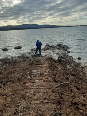 Срината е част от брега на Вромос и камарата от камъни е в морето.