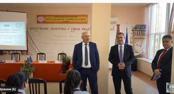 Главният прокурор Иван Гешев разговаря с учениците