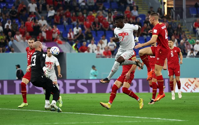 Емболо (в бяло) изпуска голям шанс за гол за Швейцария още в първите секунди на битката срещу Сърбия. СНИМКА: РОЙТЕРС