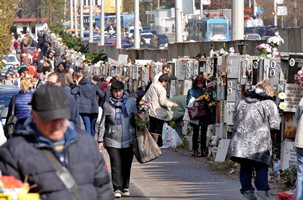 Защо очите на живите тук са по-затворени от тези на мъртвите