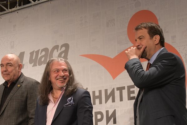 Калин Сърменов, Маги Халваджиян и Ники Кънчев (от ляво на дясно) бяха отличени за дарителските акции, които организират.