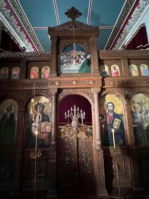 Олтарът в православния параклис във “Врана”