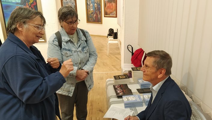 Посетителите на изложбата си тръгнаха с подаръци - книгите на Иля Велчев, подписани лично от него.