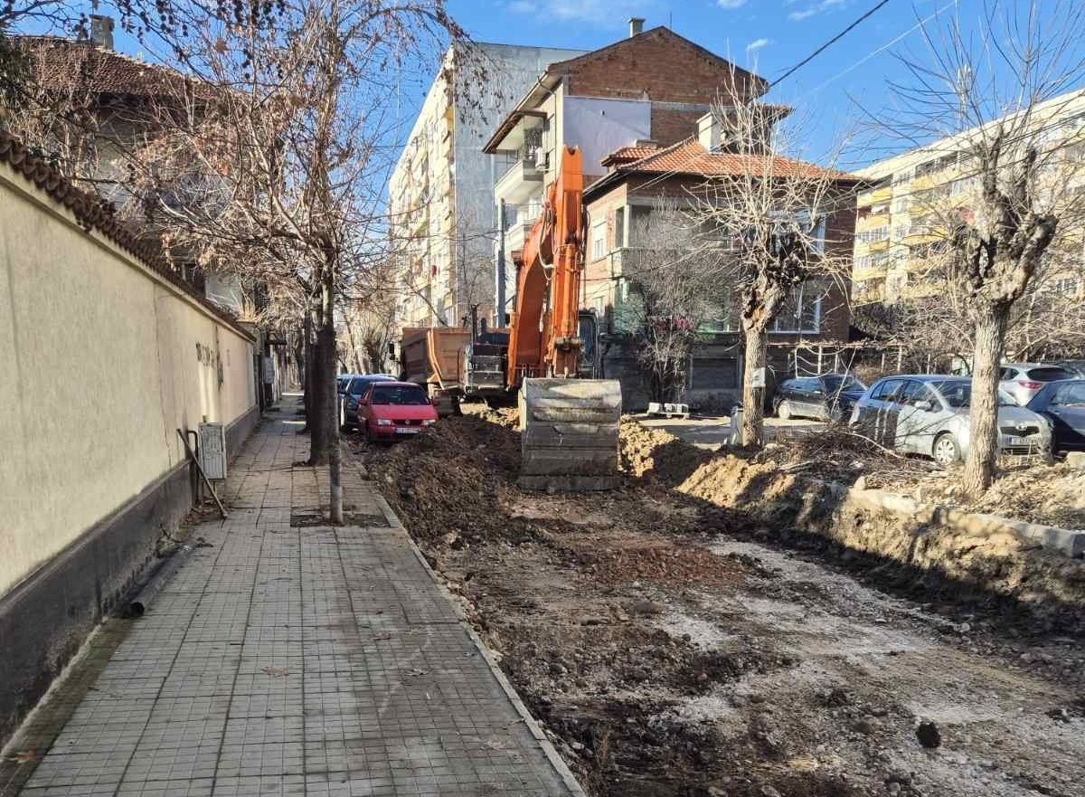 Край на мъките! От утре асфалтират разкопана от 2 г. улица в "Кючук Париж"