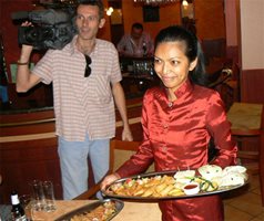Tai - Фон Иванова - главен готвач в тайландския ресторант във Варна представя малка част от вкуснотиите, от които ще опитат варненци по време на Тайландската седмица.
СНИМКА: АВТОРКАТА
