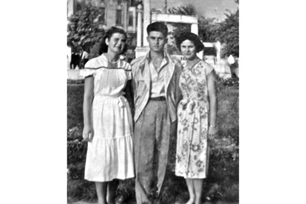 Димитричка Димитрова от Добрич (вляво) на бал през 1956 г.