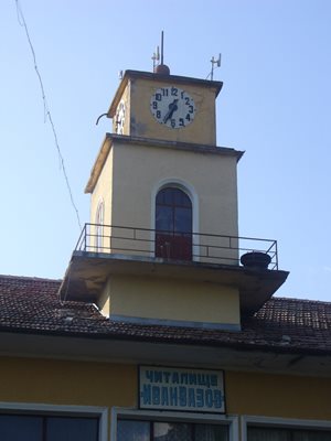 Часовникът е монтиран на кулата през 1980 г.