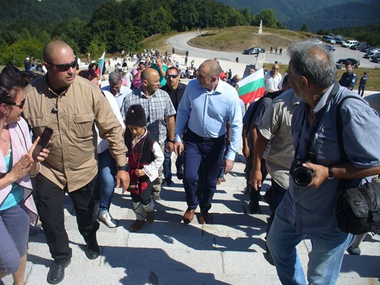 Президентът Румен Радев изкачи пеш стъпалата към Паметника на свободата.
