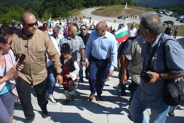 Президентът Румен Радев изкачи пеш стъпалата към Паметника на свободата.
