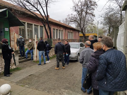 Опашки се вият пред секционните комисии в Раковски.