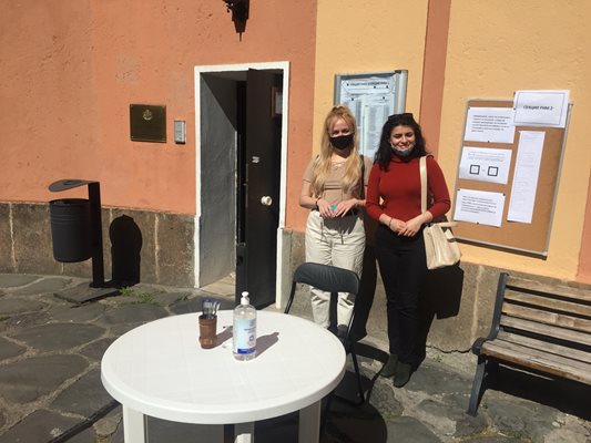 Две от българките, които гласуваха в посолството ни в Рим СНИМКИ: Виолина Христова