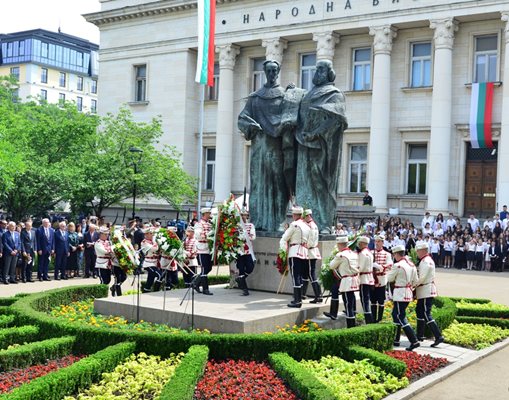 Всяка година на 24 май хиляди отдават почит на светите братя пред паметника им пред Народната библиотека в София.

СНИМКА: ЙОРДАН СИМЕОНОВ