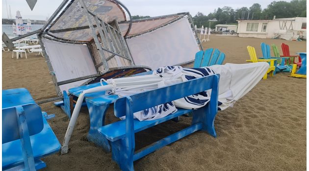 Ураганният вятър премятал плажни чадъри, шезлонги и дори над 200-килограмовите вишки на спасителите в “Крайморие”.
СНИМКА: ДИМЧО РАЙКОВ