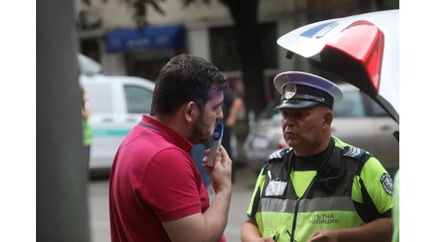 Полицаи тестват за дрога и алкохол шофьор от София в петък вечерта.