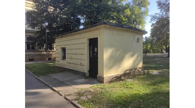 Сградата на бункера между черквата и бившето посолство

СНИМКА: ГЕОРГИ КЮРПАНОВ