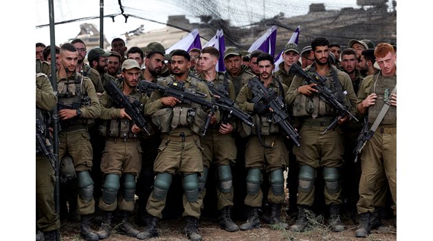 Израелски войници слушат реч на военния министър Галант. Снимка: Ройтерс