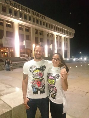 Заедно с ММА боеца Деян Топалски, облечени с еднакви тениски, на вечерна разходка в Бургас.