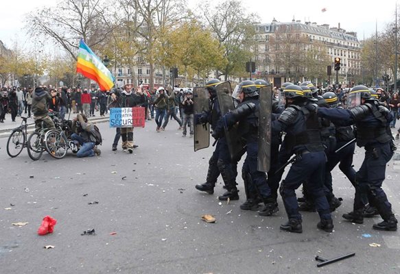 Протестите в Париж преминаха в сблъсъци с полицията.