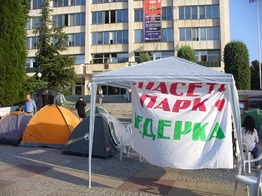 Защитниците на парк "Бедечка" в Стара Загора отново се вдигнаха на протест и построиха палатков лагер пред общината.