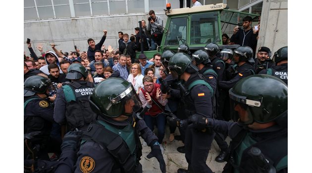 СБЛЪСЪЦИ: Мадрид изпрати Гражданската гвардия, за да предотврати референдума в богатата испанска провинция. СНИМКИ: РОЙТЕРС