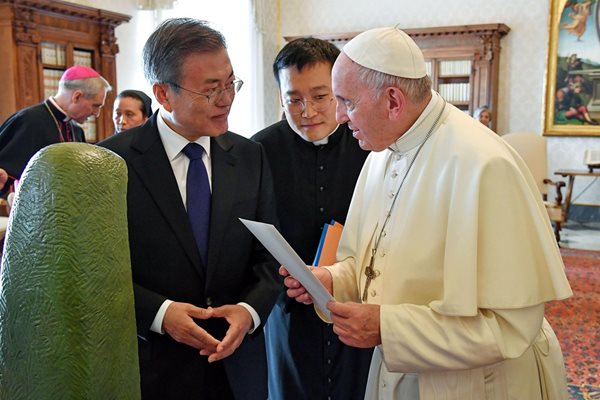Южнокорейският президент Мун Дже-ин се срещна с папа Франциск СНИМКИ: РОЙТЕРС