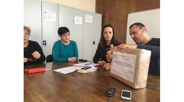 Представители на конкурсната комисия в пловдивската община отварят единствената оферта от Варна, представител на фирмата не дойде. Снимка: Авторът