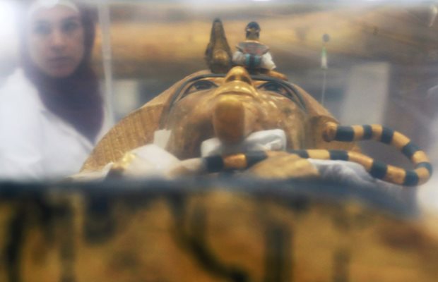 Започна реставрацията на ковчега на Тутанкамон в Египет СНИМКИ: Ройтерс