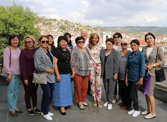 Гостите се снимаха на фона на града заедно с директорката на  „Социални дейности и здравеопазване“ Росица Димитрова