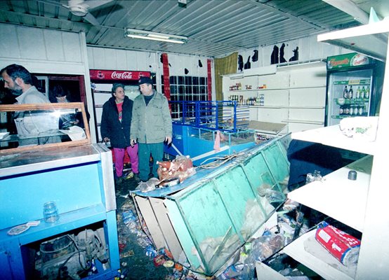Разбити магазини и отмъкната стока в нощта на погрома преди 18 г. Снимки: 24 часа