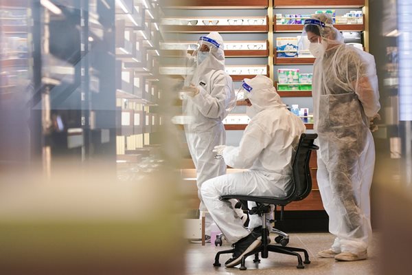 Екип за почистване работи в затворен магазин в центъра на Сидни, Австралия, по време на локдаун срещу разпространението на заразата.


