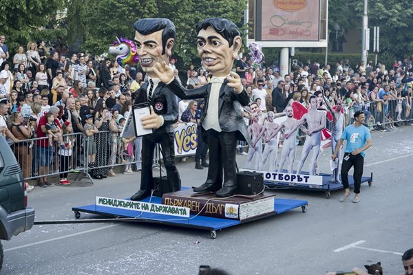 Шаржовите кукли на Кирил Петков и Асен Василев са с надпис “Мениджъри на годината”.
