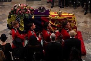 Погребението на кралицата: Какво ни показаха, какво (не) разбрахме