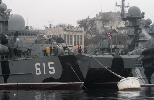 Руски военни кораби в украинското черноморско пристанище Севастопол вече пострадаха от украински морски дронове.