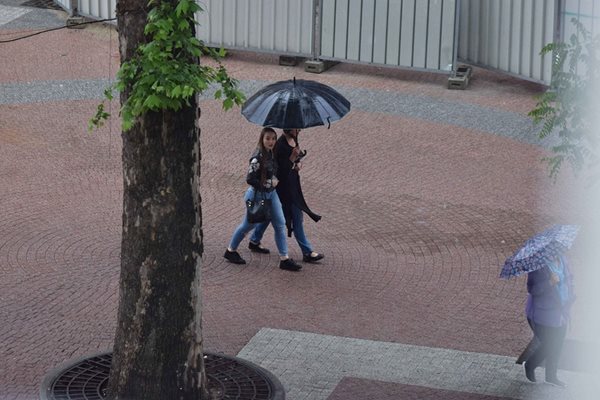 Дъждовно ще бъде и днес, до 26° в Пловдив