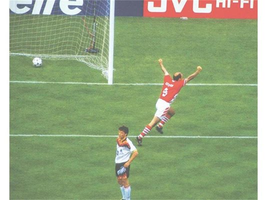 Лотар Матеус гледа отчаяно, докато Йордан Лечков се радва бурно на гола си във вратата на Германия, който донесе успеха ни с 2:1 в 1/4-финала на световното в САЩ през 1994 г. Долу - настоящият треньор на България прегръща сегашния селекционер на Швейцария Отмар Хицфелд в последния си мач за “Байерн”. 
СНИМКИ: “24 ЧАСА”
