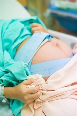 Лекари от две болници в София спасиха млада родилка и бебето й
