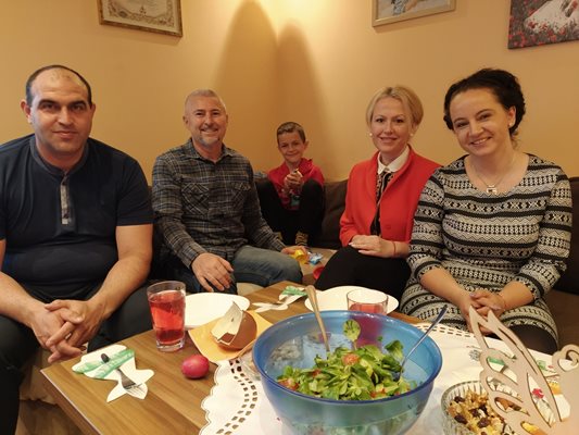 Янко и Ваня Павлови гласуваха и седнаха на масата с приятели от Пловдив да празнуват.
