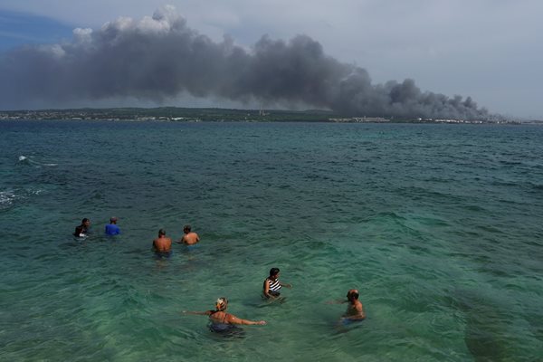Продължава борбата с пожара в петролна база в Куба.
СНИМКА: РОЙТЕРС
