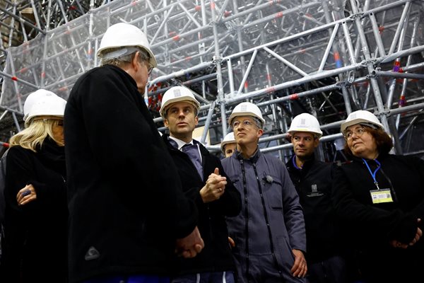 Макрон посети "Нотр Дам" година преди планираното повторното откриване на сградата след пожара през 2019 г. СНИМКА: Ройтерс